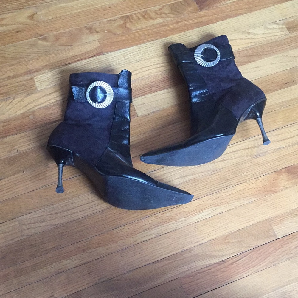 🤩🤩Black booties w/metal heel 🤩🤩
